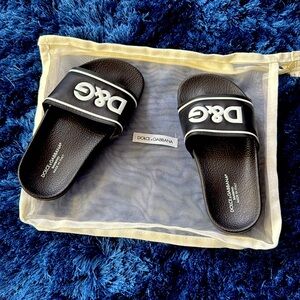 D& G pool slides, worn hand full of times.  Almost mint Size 31/32 boys